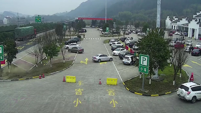 Πήγε να παρκάρει με 100 χλμ./ώρα!